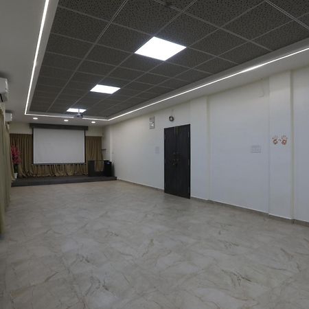 Hotel Ajinkya Palace Аурангабад Екстериор снимка