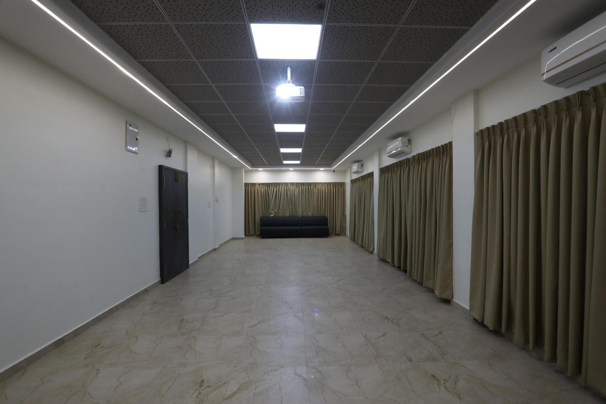 Hotel Ajinkya Palace Аурангабад Екстериор снимка