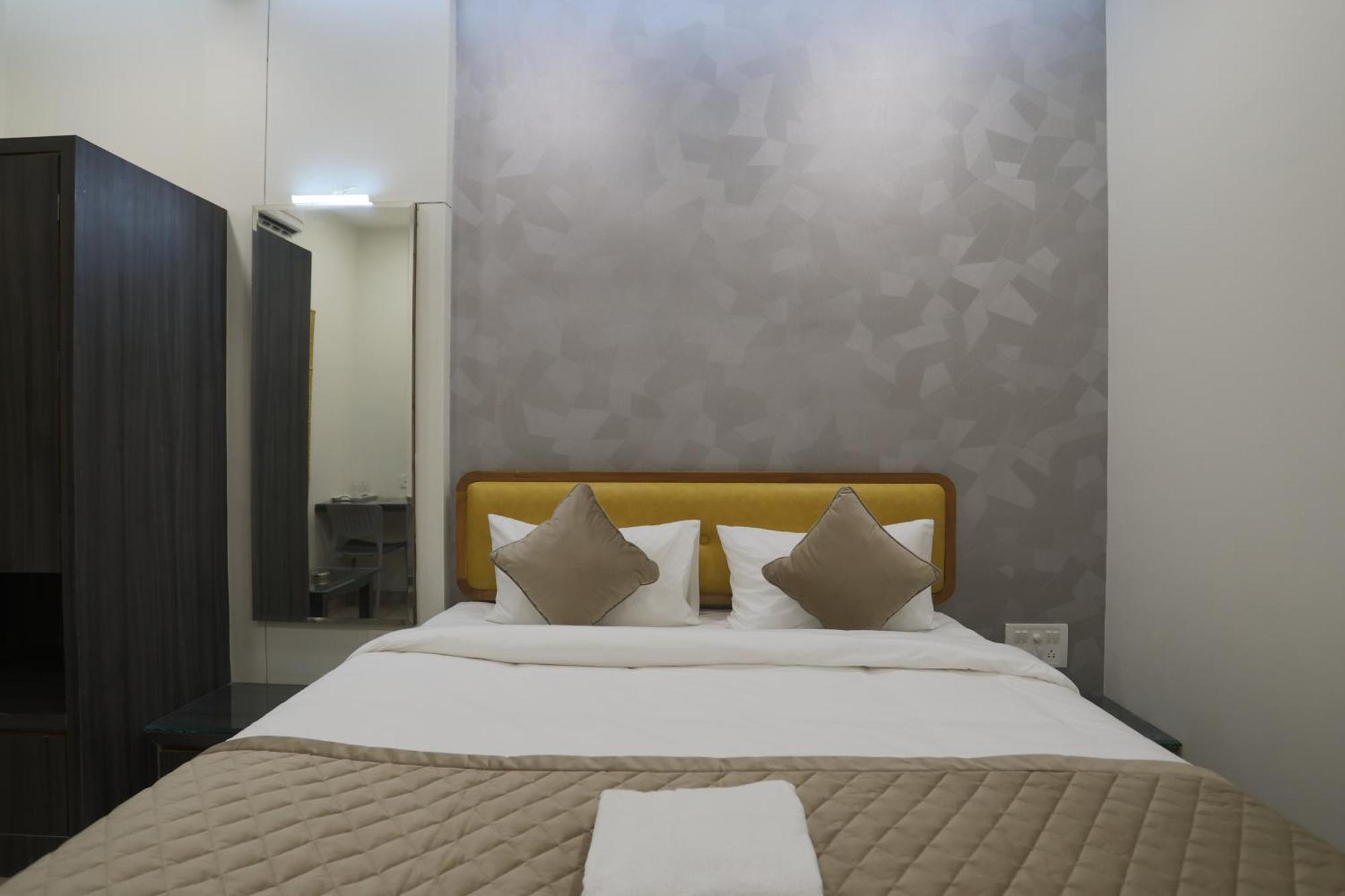 Hotel Ajinkya Palace Аурангабад Екстериор снимка