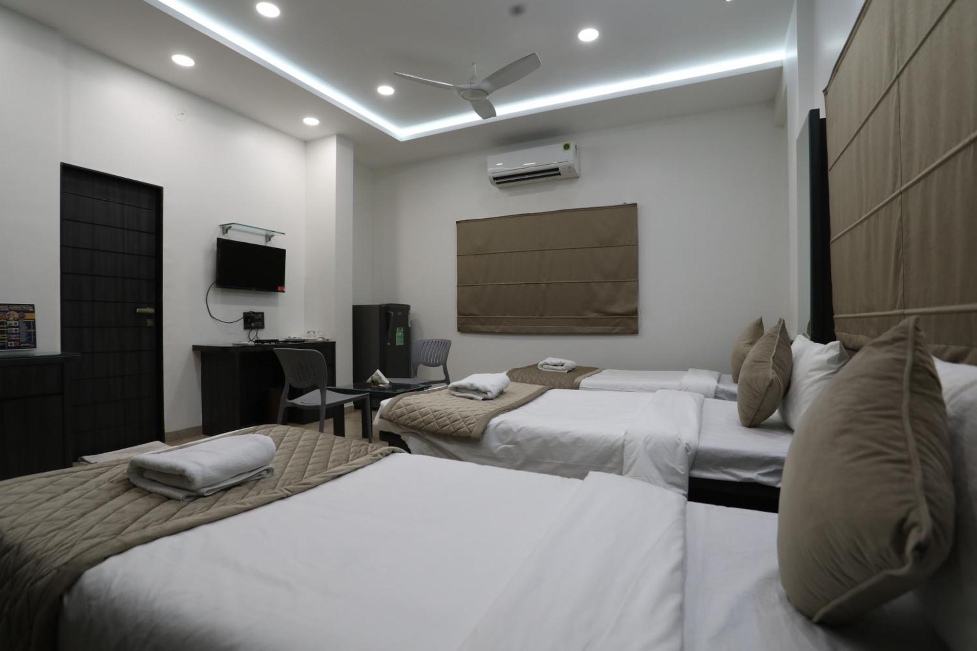 Hotel Ajinkya Palace Аурангабад Екстериор снимка